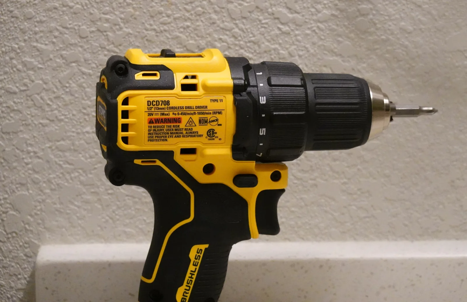 Furadeira parafusadeira sem fio vista de perto, em imagem ilustrativa sobre torque