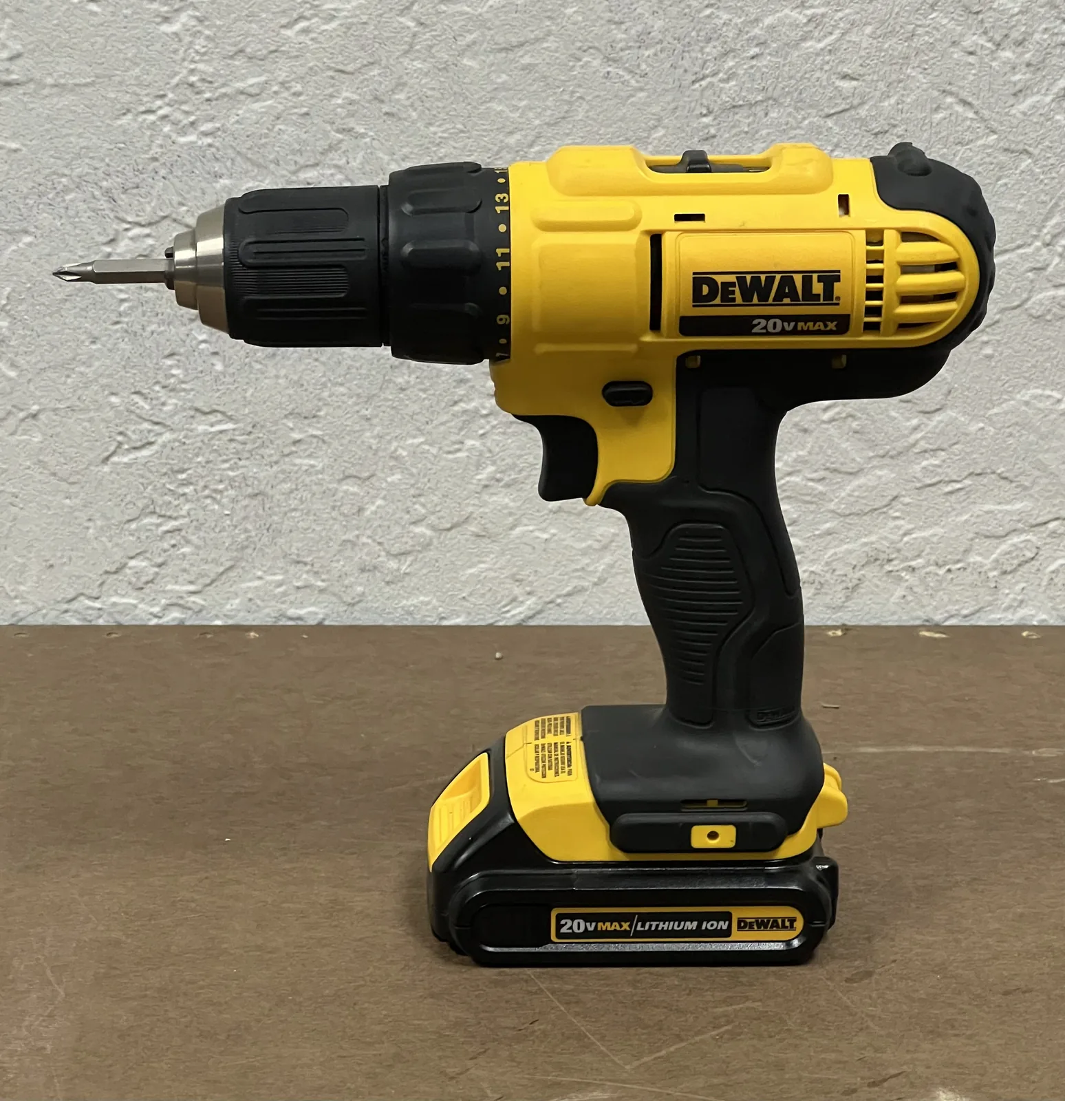 Ferramenta DeWalt 20V sobre bancada