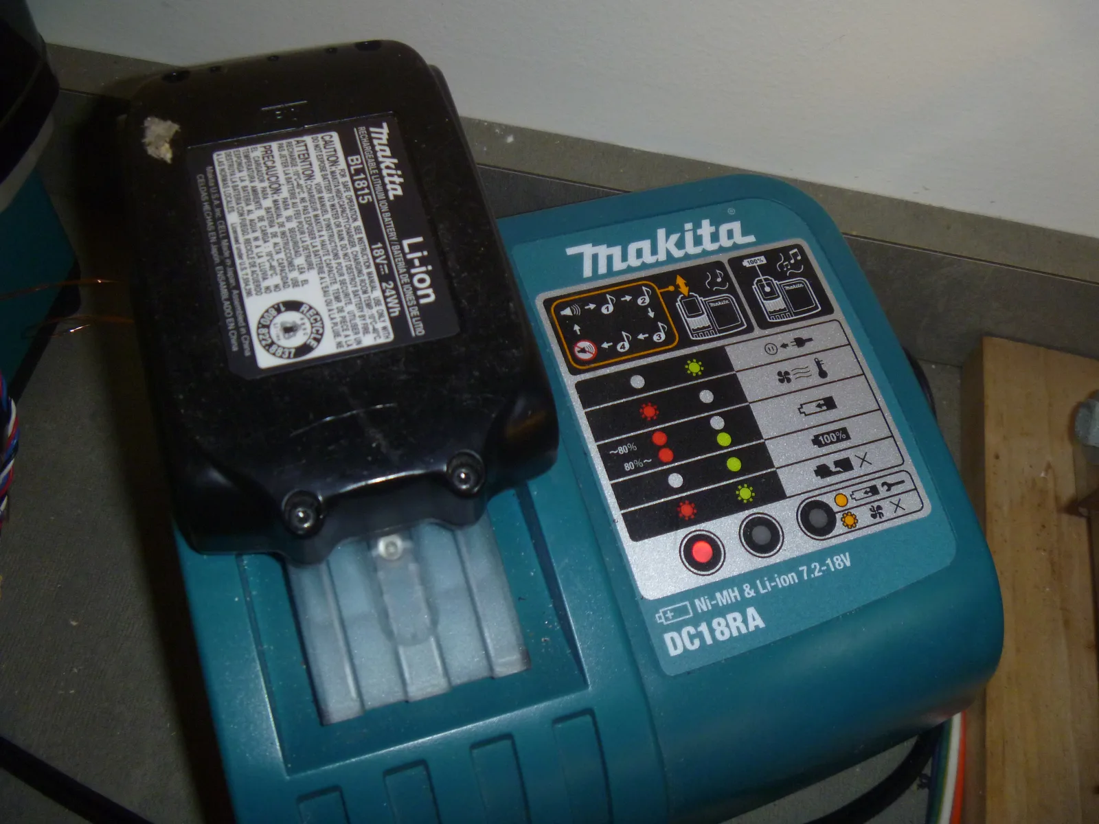 Bateria Makita encaixada em carregador Makita, em imagem ilustrativa sobre compatibilidade